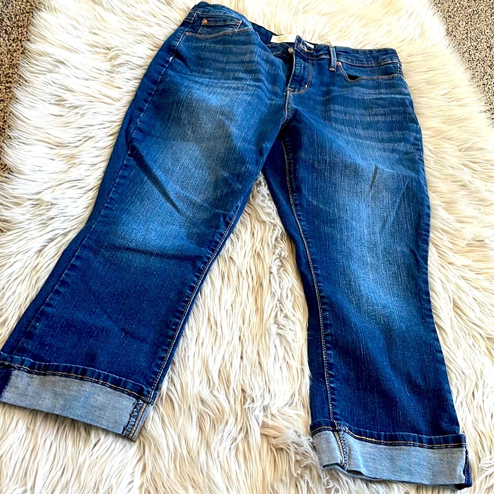 Signature Levi mid rise Capri